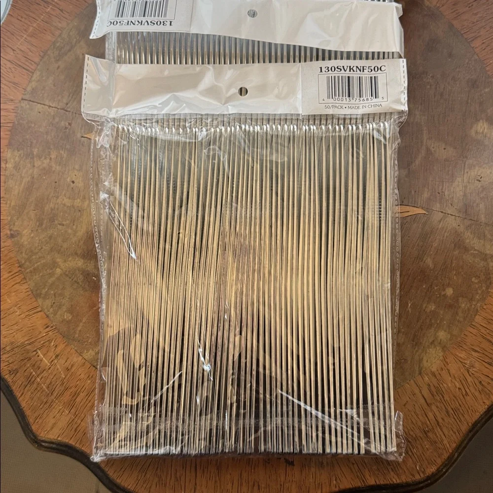 Heavyweight Plastic Utensils Knives, Silver 199 count
